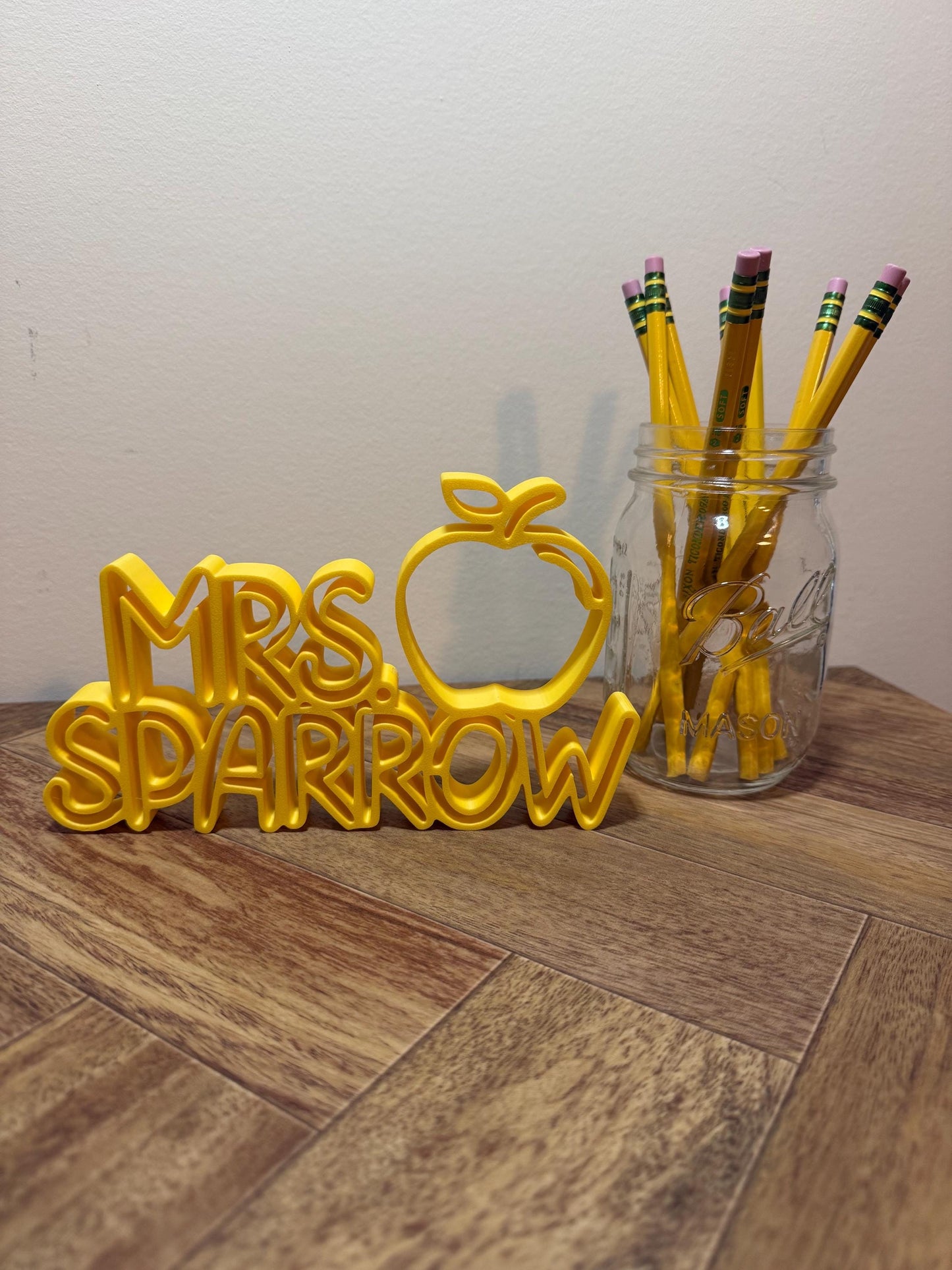 Custom Teacher Name Sign with Apple – Personalized Desk Décor & Gift